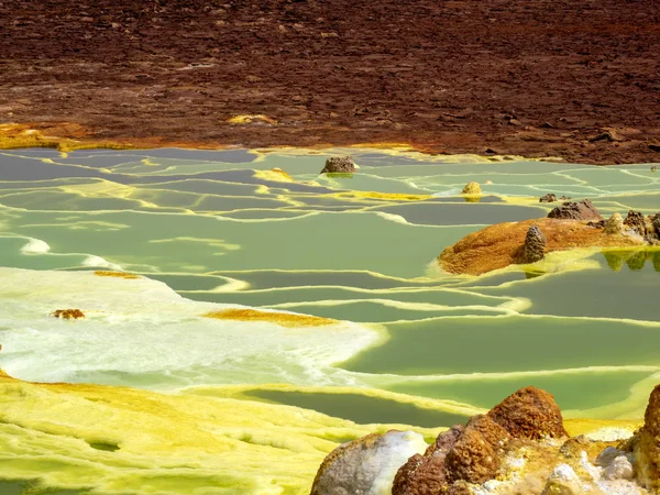 Danakil depressie sterft ongelooflijk felle kleuren die zoutkristallen maken. Ethiopië — Stockfoto