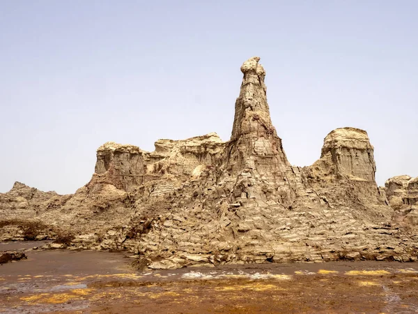 Danakil depresyonunda birçok yüksek kaya oluşumu ortaya çıkar. Etiyopya — Stok fotoğraf