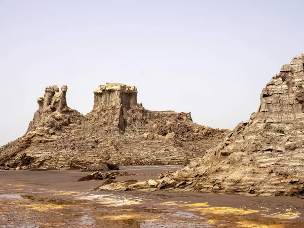 Danakil depresyonunda birçok yüksek kaya oluşumu ortaya çıkar. Etiyopya — Stok fotoğraf