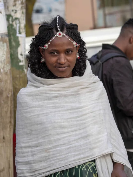 MEKNES,  ETHIOPIA, APRIL 29th.2019, Ethiopian women in the city have beautiful clothes and have artistic hairstyles,  April 29th. 201, Meknes,  Ethiopia — Stock Photo, Image