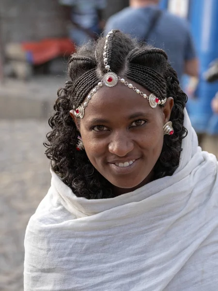 Meknes, Etiopien, 29 april 2019, etiopiska kvinnor i staden har vackra kläder och har konstnärliga frisyrer, 29 april. 201, Meknes, Etiopien — Stockfoto