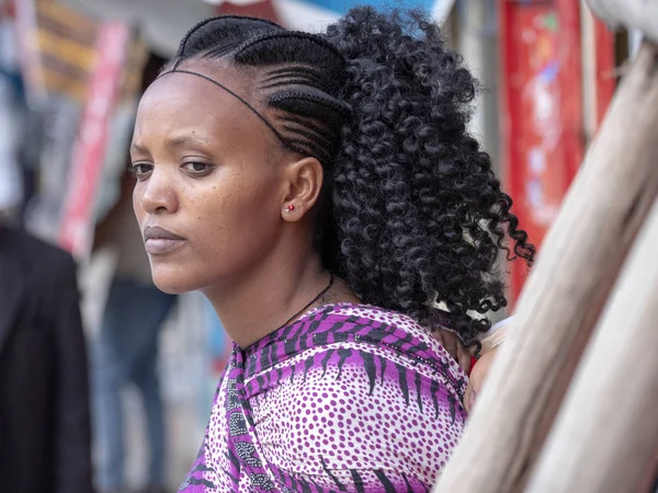 Meknes, Etiopien, 29 april 2019, etiopiska kvinnor i staden har vackra kläder och har konstnärliga frisyrer, 29 april. 201, Meknes, Etiopien — Stockfoto