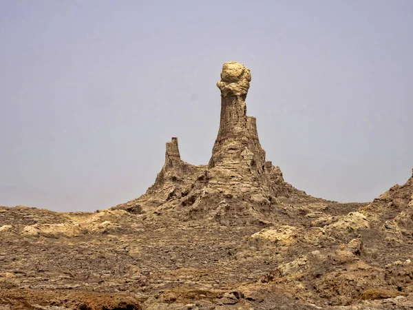 Muchas formaciones rocosas altas se elevan en la depresión de Danakil. Etiopía —  Fotos de Stock