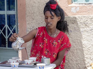 Mekele, Etiyopya, 30 Nisan. 2019, Kahve dükkanı asistanı, geleneksel kahve hazırlama sırasında, 30 Nisan. 2019, Mekele, Etiyopya