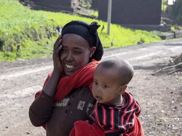 Äthiopien, 30. April. 2019, Mutter mit Baby im Arm, 30. April. 2019, Äthiopien — Stockfoto