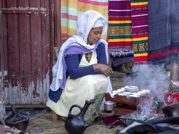 Lalibela, Etiopien, maj 1 th. 2019, traditionella kaffe beredning, Lalibela, Etiopien, maj 1th. 2019, Lalibela, Etiopien — Stockfoto