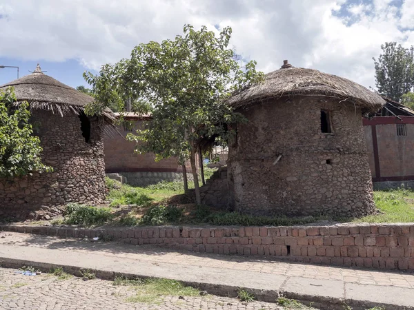 传统的小屋位于埃塞俄比亚拉利贝拉的山坡上 — 图库照片