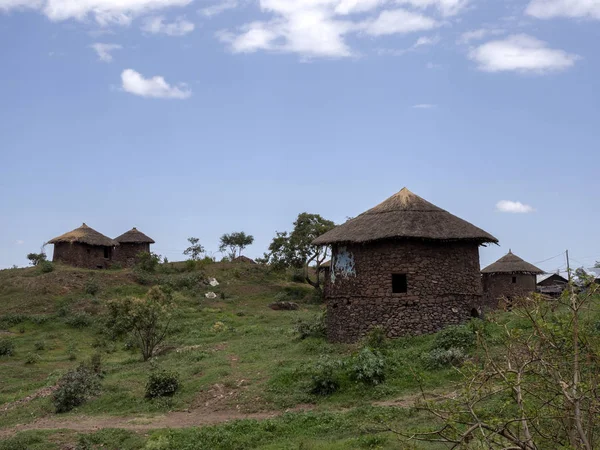 Traditionele lodges zijn gelegen op de hellingen, Lalibela, Ethiopië — Stockfoto
