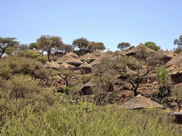 Pequenas casas dos nativos nas montanhas, província de Amhara, Etiópia . — Fotografia de Stock