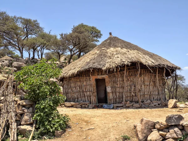 Pequenas casas dos nativos nas montanhas, província de Amhara, Etiópia . — Fotografia de Stock