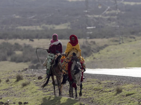 Bergen, Ethiopië, 4 mei. 2019, vrouwen rijden in de bergen, 4e mei. 2019, bergen, Ethiopië — Stockfoto