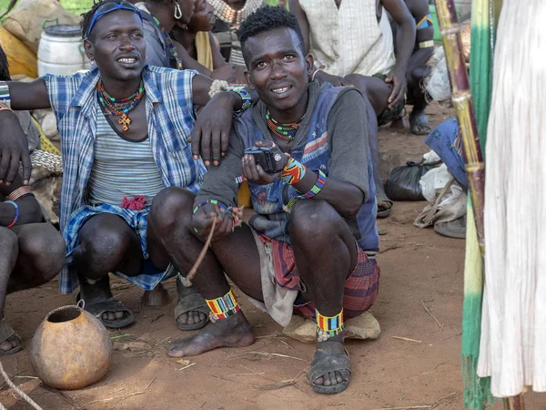 WOYOO, ETIOPÍA, 9 DE MAYO. 2019, Los hombres nativos en el mercado tradicional popular en Woyo aldea, Mayo 9Th. 2019 citas en Woyo, Etiopía — Foto de Stock