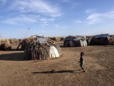 Dassanech köyündeki fakir kulübeler, Omo nehri, Etiyopya