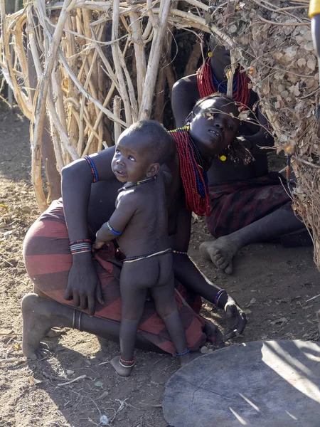 La vita nel villaggio di Dassanech, fiume Omo Etiopia — Foto Stock