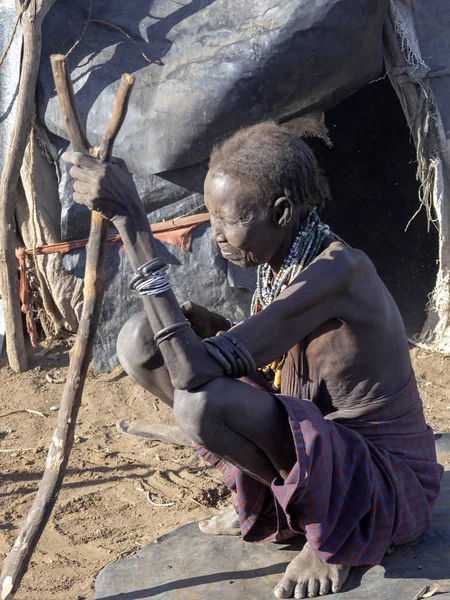 OMO RIVER, ETIOPÍA, 11 DE MAYO. 2019, Retrato de niña de la tribu Dassanech, Mayo 11Th. 2018 citas en Río Omo, Etiopía — Foto de Stock
