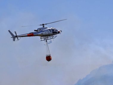 Tortoli Sardunya, İtalya 13 Temmuz 2018 Helikopter yangını söndürdü 13 Temmuz 2012, Tortoli, Sardunya, İtalya