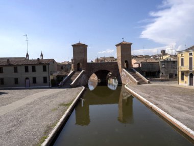 Geleneksel kanallara sahip büyüleyici küçük Comacchio kasabası, İtalya