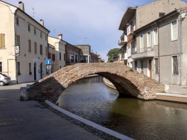 Geleneksel kanallara sahip büyüleyici küçük Comacchio kasabası, İtalya