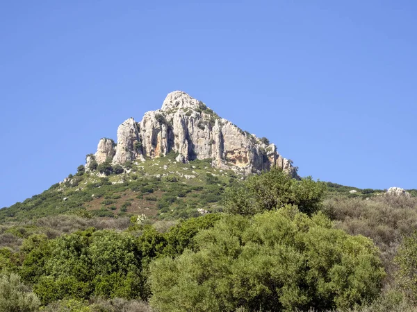 Horská krajina nad Grotte del Bue Marino na Sardinii — Stock fotografie
