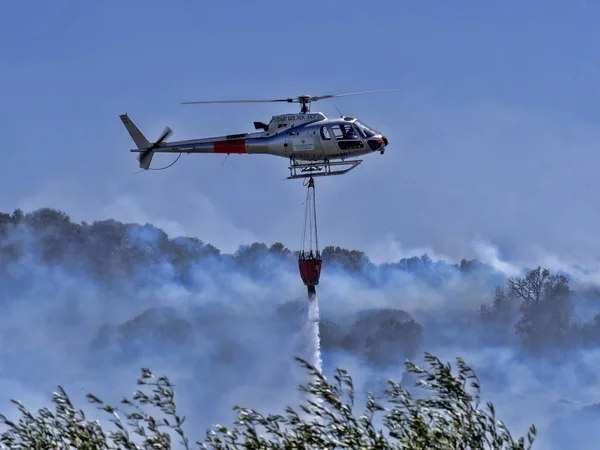 TORTOLI SARDEGNA, ITALIA 13 LUGLIO 2018 L'elicottero spegne l'incendio 13 luglio 2012, Tortoli, Sardegna, Italia — Foto Stock