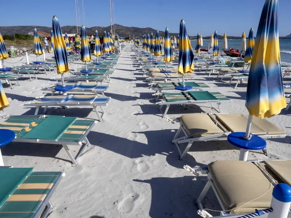 Mañana playa vacía con sombrillas, Cerdeña, Italia — Foto de Stock