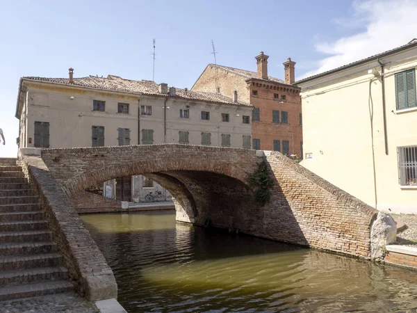 Bájos kisváros Comacchio, a hagyományos csatornák, Olaszország — Stock Fotó