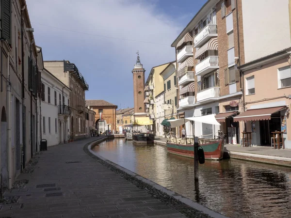 Bájos kisváros Comacchio, a hagyományos csatornák, Olaszország — Stock Fotó