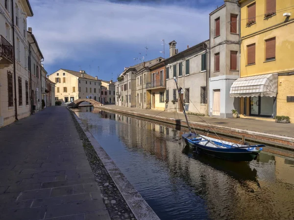 Чарівне маленьке містечко Комаккьо з традиційними каналами, Італія — стокове фото
