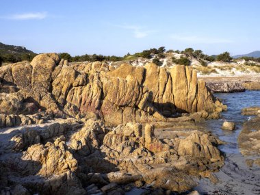 Kumlu sahil sabah bir kayak pisti olarak bakımlı, Sardunya, İtalya
