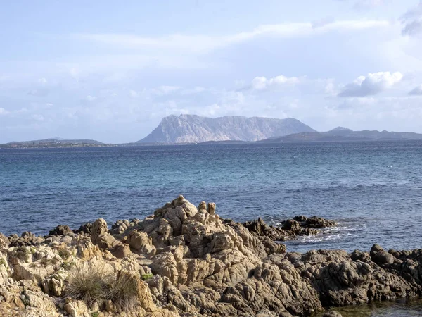 La costa arenosa está en la mañana arreglada como una pista de esquí, Cerdeña, Italia — Foto de Stock