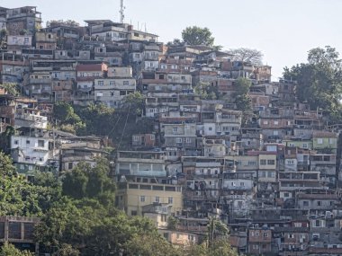 Brezilya. Rio de Janeiro, kalabalık bir tepenin manzarası