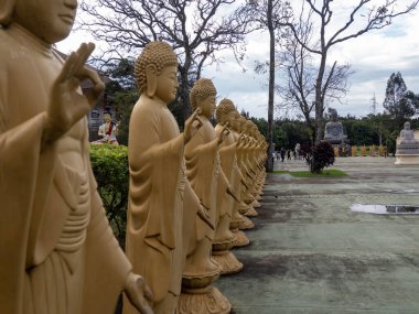 Brezilya. Yükselmiş bir Budist tapınağı. 1996 'da Çin' den bir Budist topluluğu tarafından inşa edildi. Arazide 120 'den fazla heykel var..