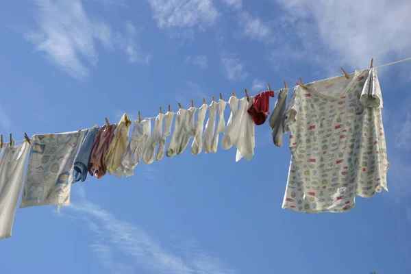 Taze yüksek mavi gökyüzünde kurumaya Çamaşırhane asılı temiz.  