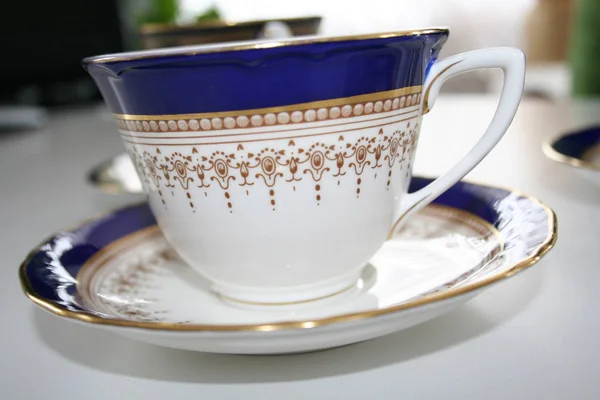 Çin çay fincanı altın trim ve bir fincan tabağı ile iyi.  