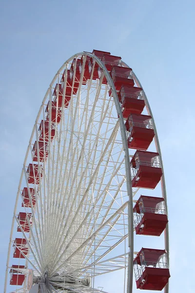 Uma Roda Gigante Com Vidro Carruagens Vermelhas Isoladas Céu — Fotografia de Stock