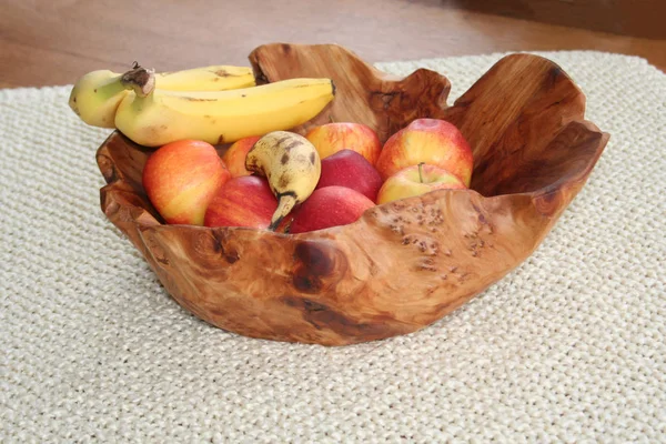 Olgun meyve ile dolu bir ahşap kase.