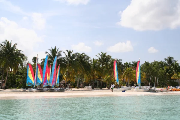 Prachtige Kust Met Kleurrijke Zeilboten Perfecte Vakantie Naar Eilanden — Stockfoto