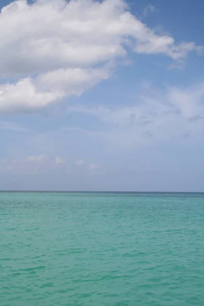 Hafif mavi okyanus suları üzerinde mükemmel hava.