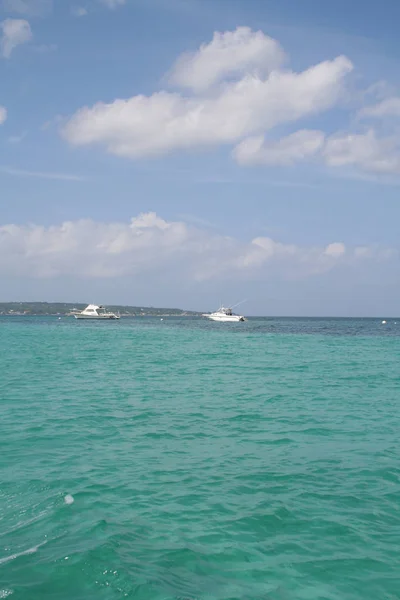 Tropikal okyanus suları uzaklığı tekne ile.