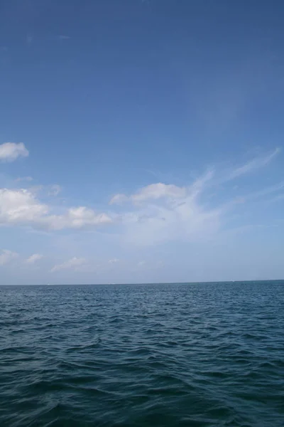 Deniz dalgalı mavi okyanus suları dışarı.