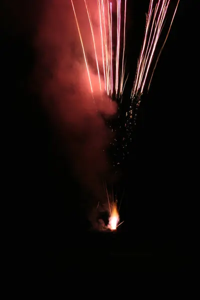 Alev akışının yükseklere uçmasını sağlayan kutulu bir fişek. Renk çizgileri.  