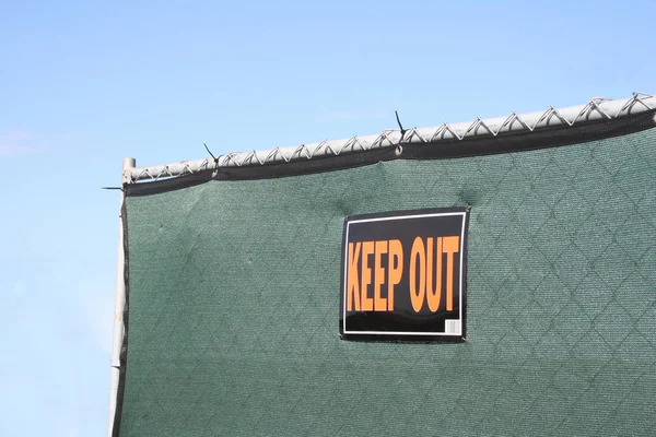 Bir Keep Out işareti ile yeşil bir gizlilik çit yayınlanmıştır.