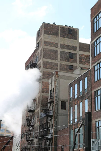 Yangın merdivenleri, dikenli tel ve kirlilik Kentsel şehir manzarası. Kirli bir şehir sahnesi.   