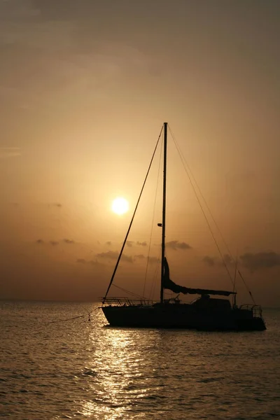 Yelkenleri aşağıda, gece için demirlemiş bir yelkenli. Güzel deniz manzarası. 