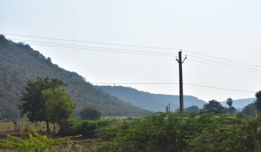 Dağ bulutları ve ağaçlar ile Manzara