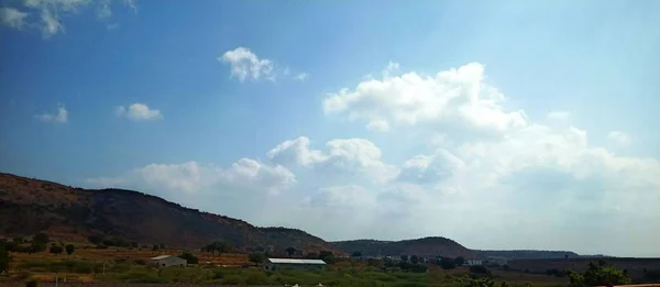 Landschaft Mit Bergwolken Und Bäumen — Stockfoto