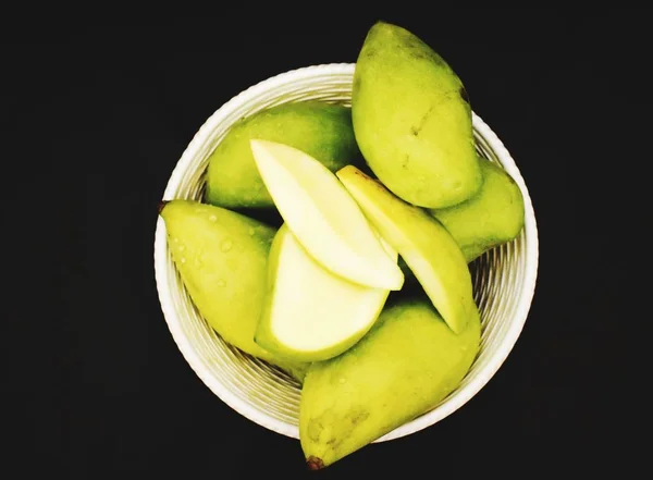 Πράσινο μάνγκο σε ένα καλάθι — Φωτογραφία Αρχείου