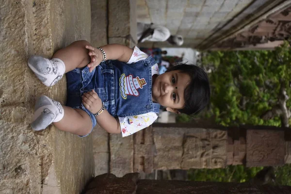 Um bebê pequeno bonito menina no humor alegria — Fotografia de Stock