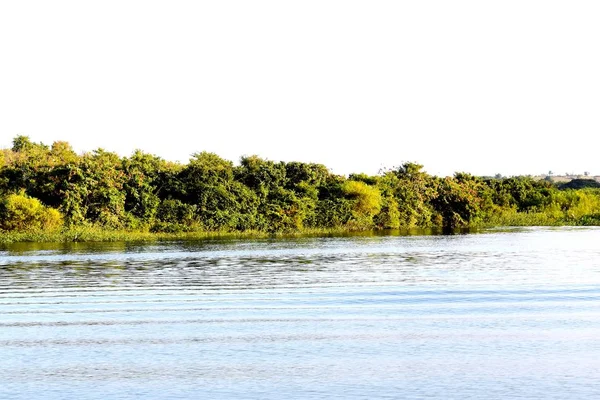 Eine wunderschöne Seenlandschaft, aufgenommen am Abend. — Stockfoto