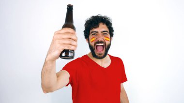 Onun takım zafer için çığlık bir bira tutan hayran. İspanya makyaj yüzünde ve kırmızı t-shirt bayrağı olan adam.                    